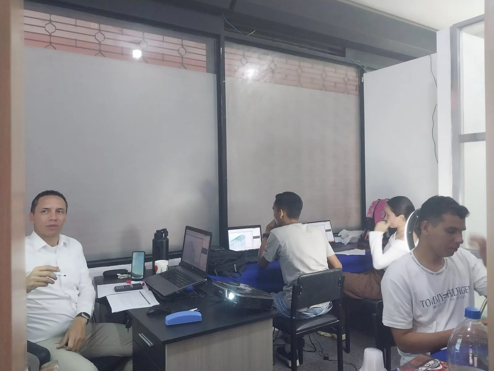 Formación técnica con estudiantes trabajando en laptops